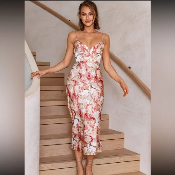 Selfie Leslie | Dresses | Selfie Leslie Lake Como Fitted Bodice Cami Strap Midi  Dress Abstract Rose | Poshmark